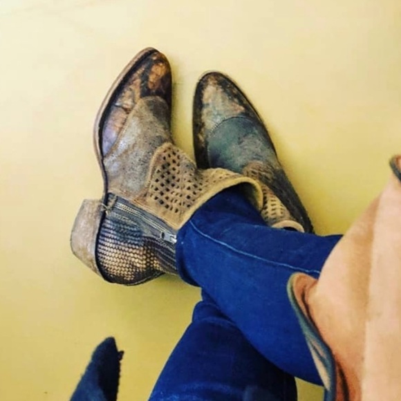 Corral Ankle Boot - Picture 3 of 10